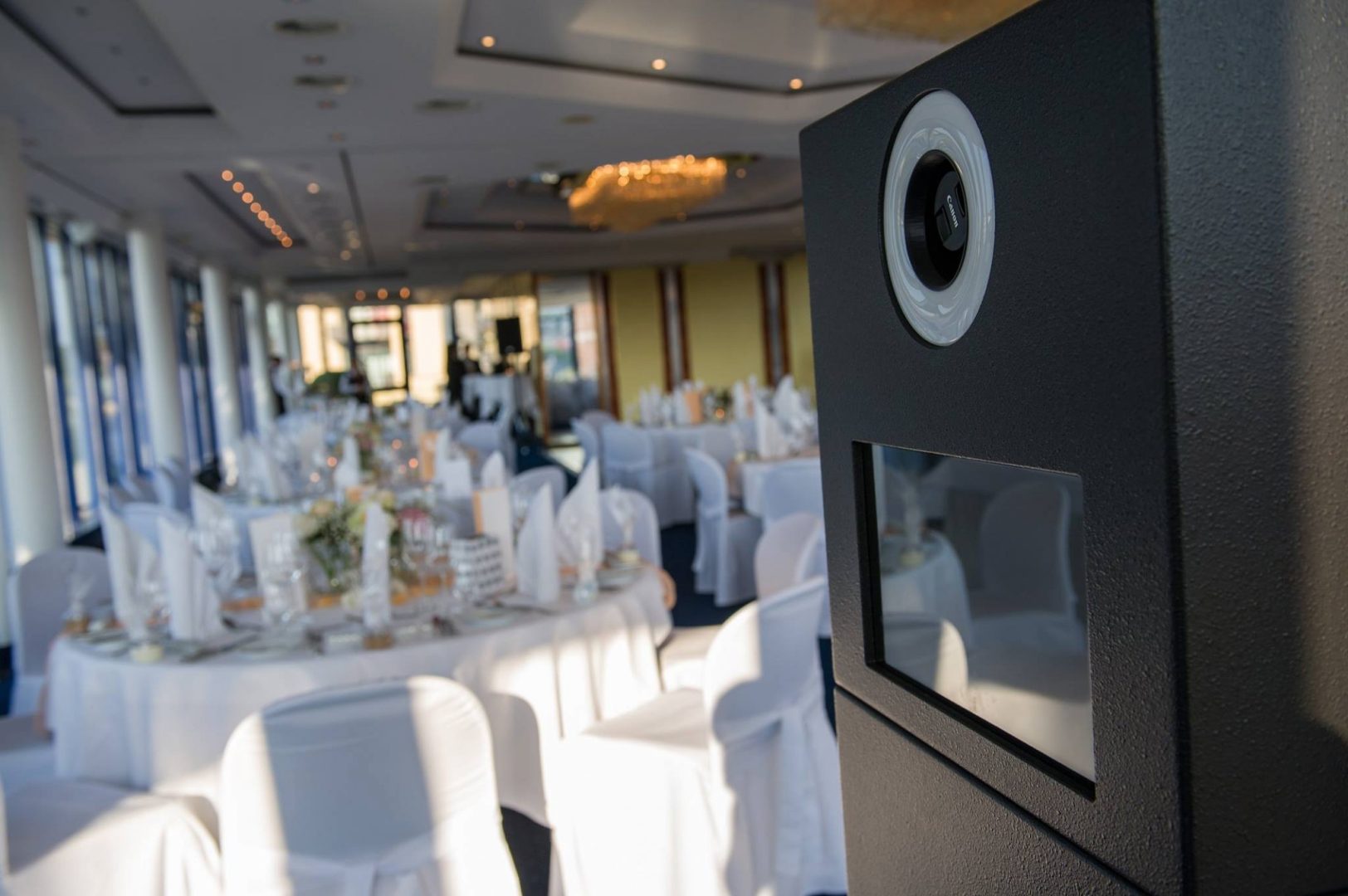 Premium-Fotobox auf einem Firmenevent in Pforzheim mit Gästen am Touch-Display